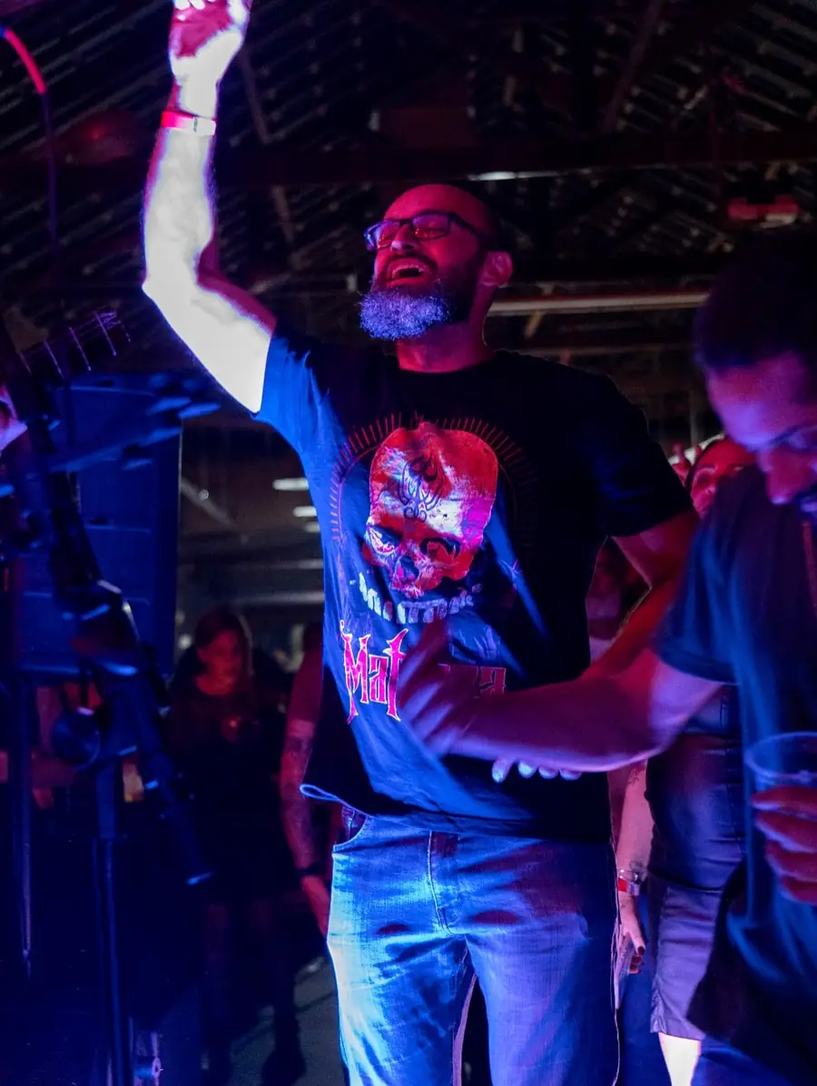 Público cantando junto na frente do palco