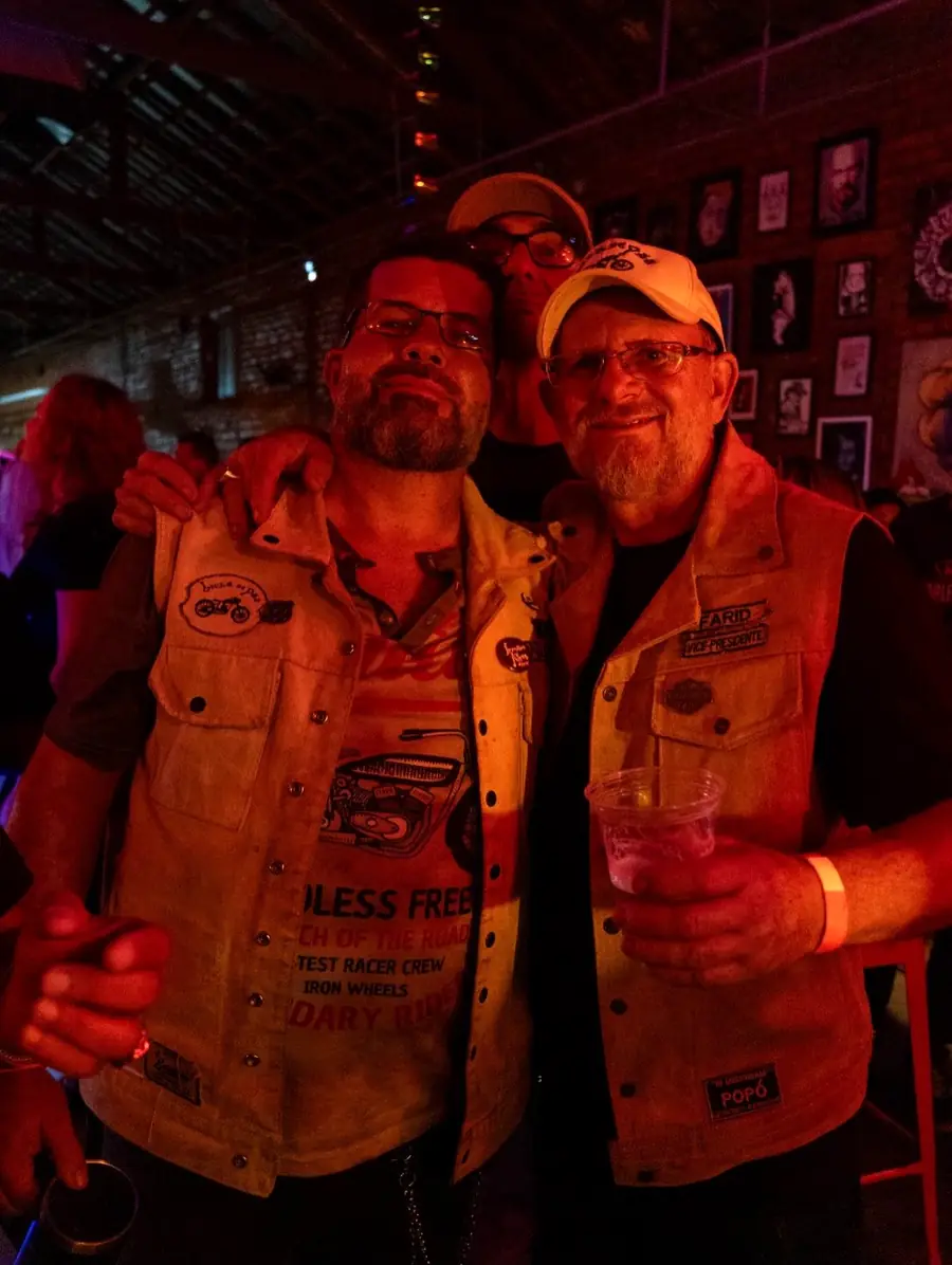 Amigos de colete de motociclista no bar