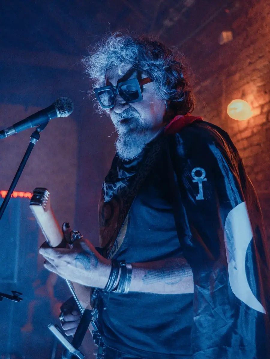 Guitarrista no palco do Armazém
