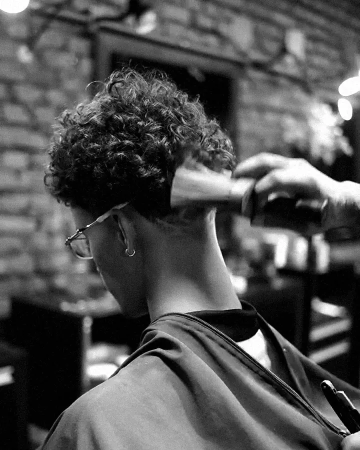 Acabamento na nuca de um cliente de cabelo cacheado