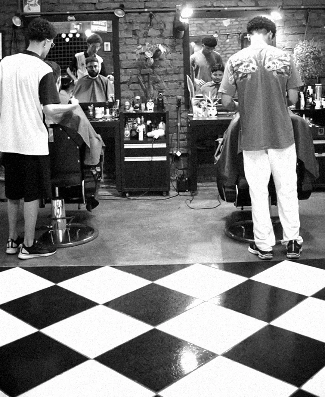 Salão da Barba Clube, com o piso xadrez e as cadeiras de barbeiro